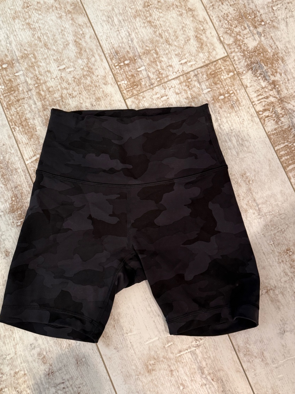 Lululemon size 4 Black Camo 6 inch biker shorts